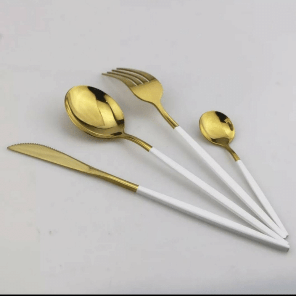 Fondo blanco, con 4 cubiertos de color dorado con mango blanco (un cuchillo, una cuchara grande, un tenedor y una cuchara chica)