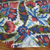 Primer plano de mantel de flores con colores rojo, azul, verde y celeste