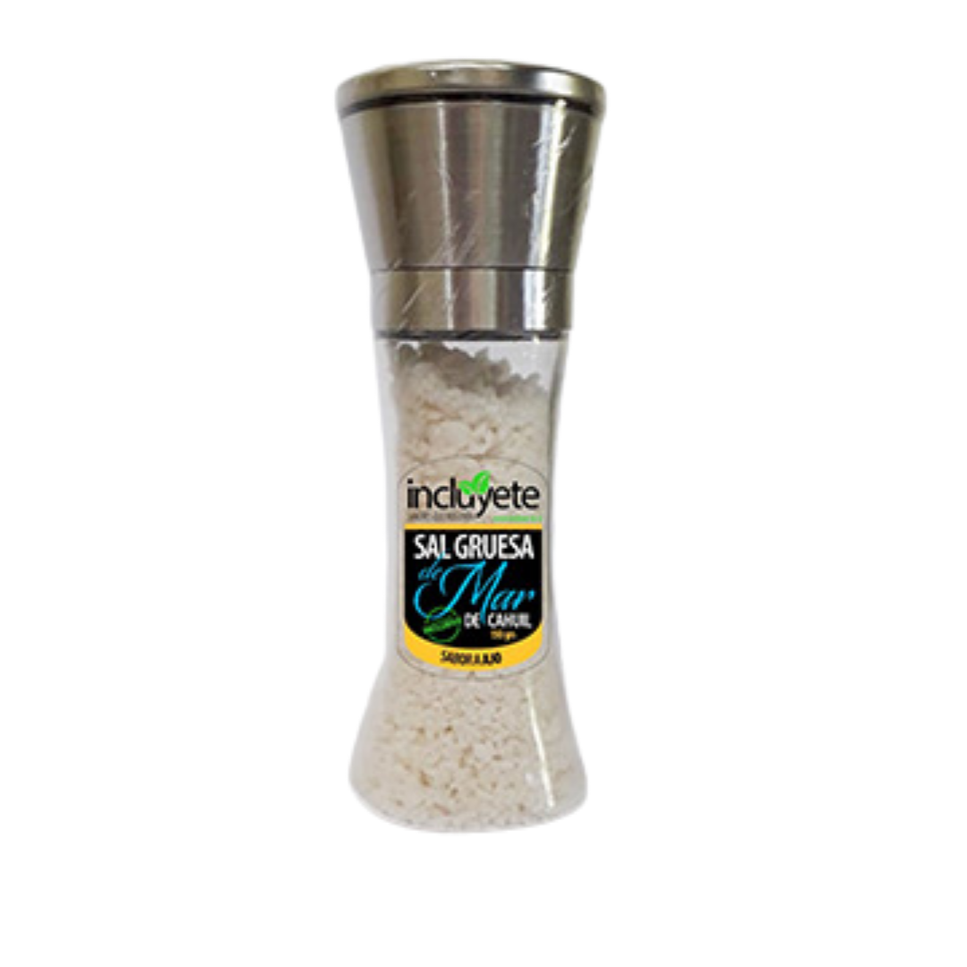 Fotografía de un molinillo de sal, con tapa negra. La sal en su interior es blanca. La etiqueta dice Incluyeté. Sal gruesa de mar de Cahuil. Sabor Ajo.